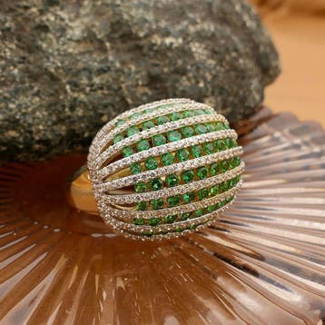 Gouden gebolde ring met witte en groene zirconia, Sieraden, Tassen en Uiterlijk, Ringen, Gebruikt, Ophalen of Verzenden, 17 tot 18