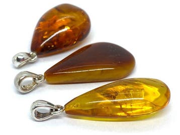 Unieke set van 3 Baltische amberhangers: glanzend cognac,, Nieuw
