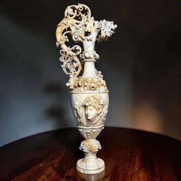 Vaas - Albast - Vaas met vrouwelijke figuur
