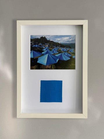 christo - sculptuur, Umbrellas (blue) - 30 cm - Stof - 1991