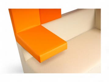 Vrijstaand treinbankje, vrijstaand, oranje-beige, Overige plaatsen, Ophalen of Verzenden, Gebruikt, Tafel
