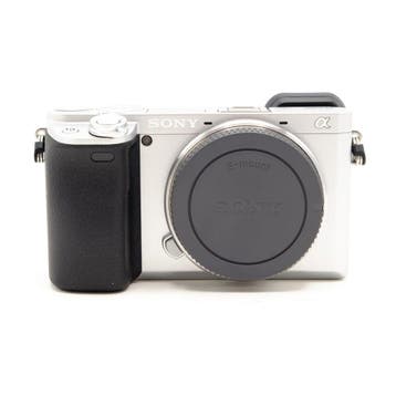 Sony A6400 Camera Body Zilver (Occasion) - 439 Opnamen, Ophalen of Verzenden, Zo goed als nieuw, USB-kabel, Sony