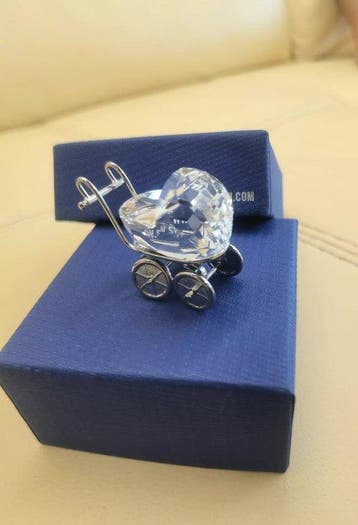 Swarovski - Swarovski - Beeldje, Baby Carriage - Pram,, Antiek en Kunst
