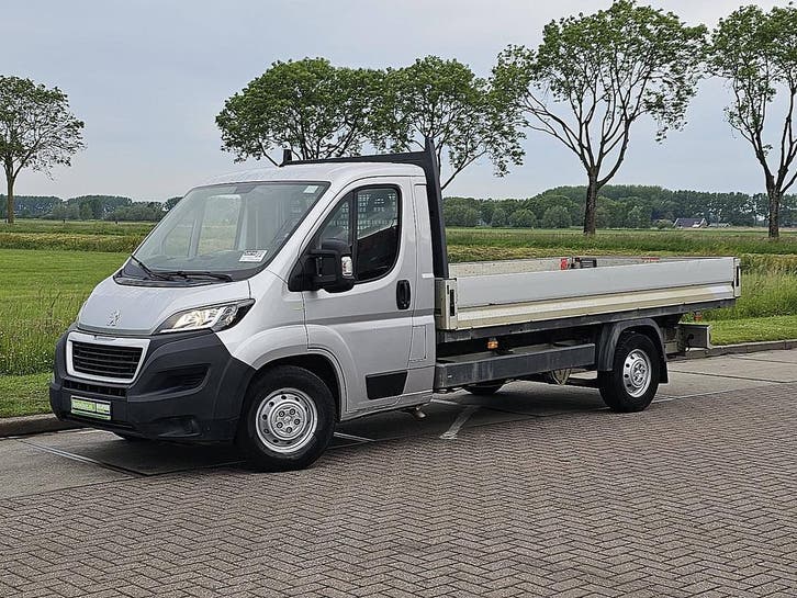 Peugeot Boxer 2.0 BlueHDI L3 Open-Laadbak 4.20m XL Trekhaak, Auto's, Bestelauto's, Lease, Zwart, Handgeschakeld, Financial lease