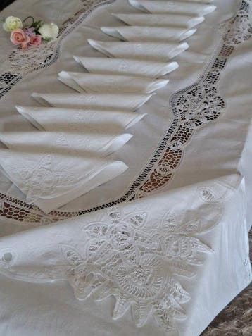 Betoverende handdoek met mooie Brusselse kant. - Tafelkleed