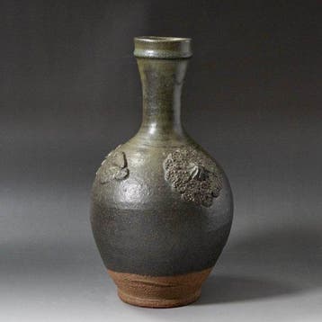Ueno ware bloemenvaas met groene glazuur en bloemmotief -