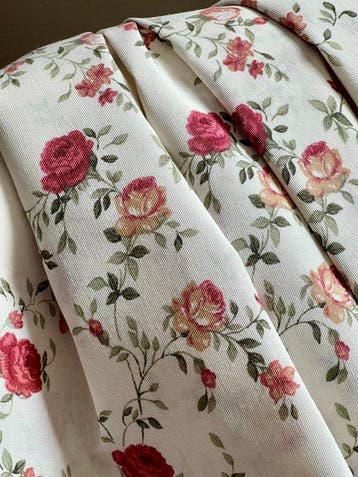 Dubbele breedte. Romantisch bedrukt stof. Bekleding en