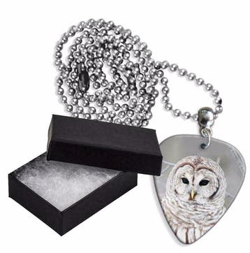 Aluminium plectrum ketting met de afbeelding van Witte Uil, Verzamelen, Ophalen of Verzenden, Nieuw
