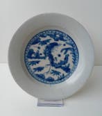 Bord - een porseleinen bord uit de Ming-dynastie met een, Antiek en Kunst