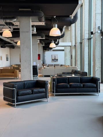 Cassina Le Corbusier LC-2 Set | Zwart leder, Driepersoons, 75 tot 100 cm, Ophalen of Verzenden, Zo goed als nieuw