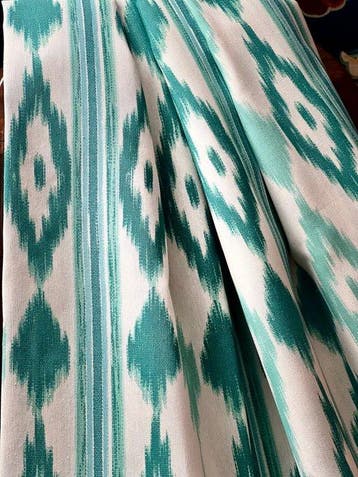 Dubbel breed, geweven stof met etnisch ikat-patroon,