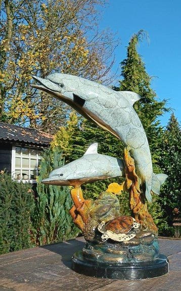 sculptuur, Zwaar beeld van twee dolfijnen in gekleurd brons