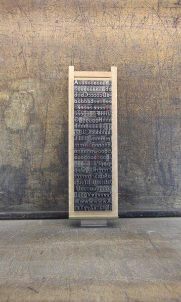 Drukblokken - een letterbak gevuld met een volledig alfabet, Antiek en Kunst