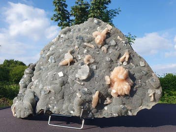 Grote donkere chalcedoon met heldere apophyllietkristallen