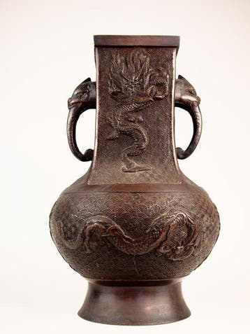 Vaas - Brons, Daming Xuande-vaas met krachtige draken in