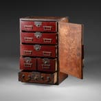 Zeer zeldzame kluis van massief, stevig Keyaki-hout. -