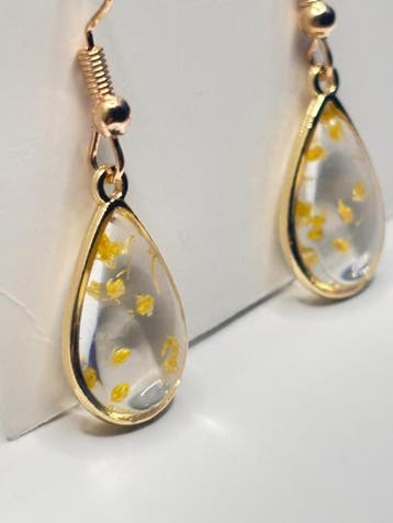 MoMo & More - Epoxy Forever Leaf Earrings - Goudkleurige-RVS, Verzenden, Nieuw, Met edelsteen