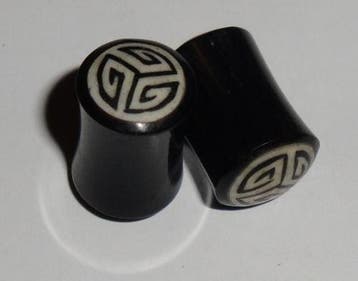 Stretcher Plug Hoorn Ingelegd met Tribal Motief 8 mm., Verzenden, Nieuw