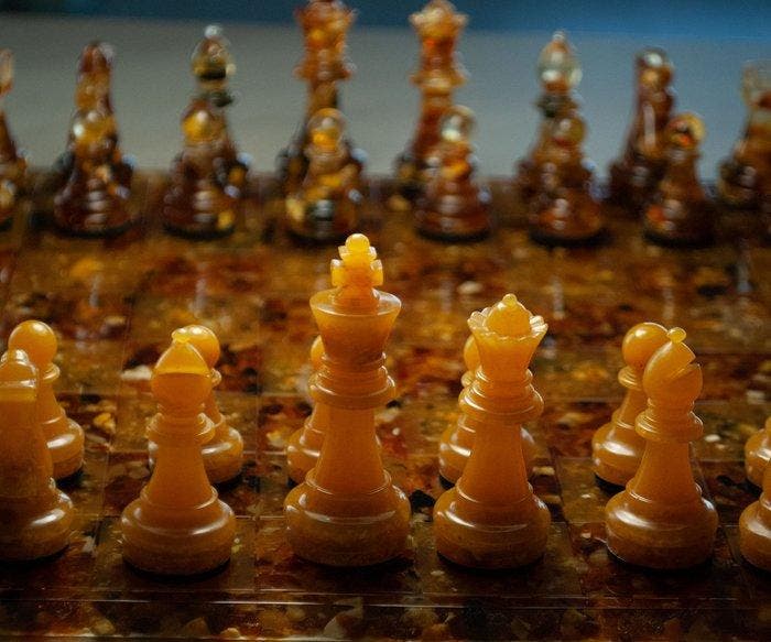 Schaakspel - Natuurlijke amber in hars, Antiek en Kunst, Curiosa en Brocante