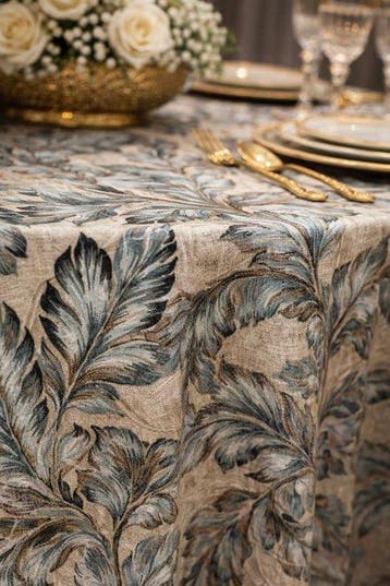Tafelkleed met acanthusbladmotief voor ruime tafels.