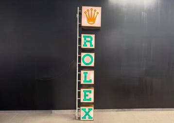Verlichte Rolex-reclamesign — verticale vlag met vakjes —