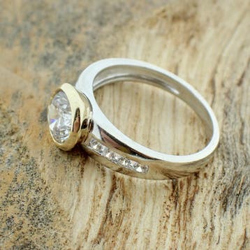 Bicolor gouden ring met zirconia stenen, Gebruikt, Ophalen of Verzenden, Kleiner dan 17, Met edelsteen