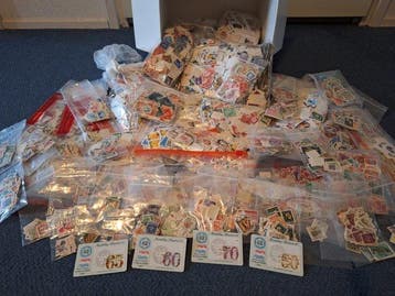 Wereld - Een prachtige doos met maar liefst 3 kilo gebruikte, Gestempeld
