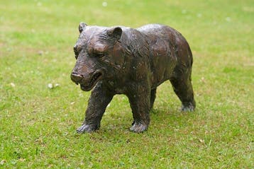 sculptuur, Walking Grizzly Bear - 53 cm in length - 6.5 kg -