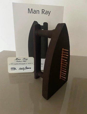 Man Ray (1890-1976) - sculptuur, Cadeau - 15 cm - IJzer -