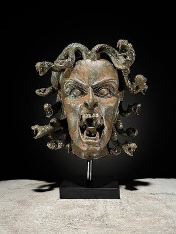 GEEN RESERVEPRIJS - Medusa-hoofd replica op een op maat, Antiek en Kunst