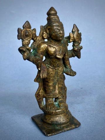 Vishnu staande met vier armen in oud brons, Zuid-India,