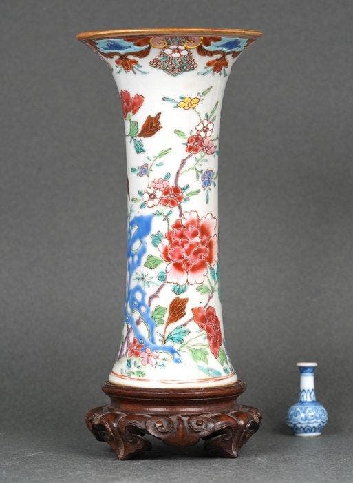 Vaas - Porselein - Pierced Rocks in Floral Landscape with, Antiek en Kunst, Antiek | Overige Antiek