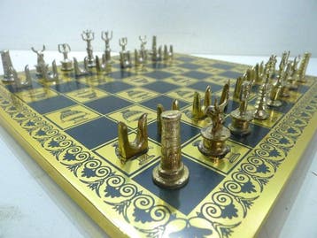 jeu déchecs en bronze theme Cretois avec echiquier ( offert