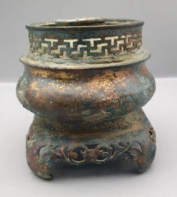 Antieke Chinese bronzen olielampvoet met patina – late 19e, Antiek en Kunst