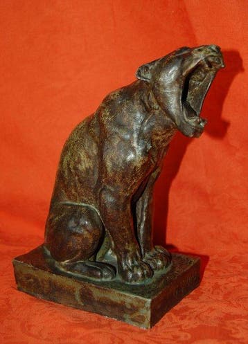 Georges Lucien GUYOT (1885-1972) - sculptuur, Lionne Assise