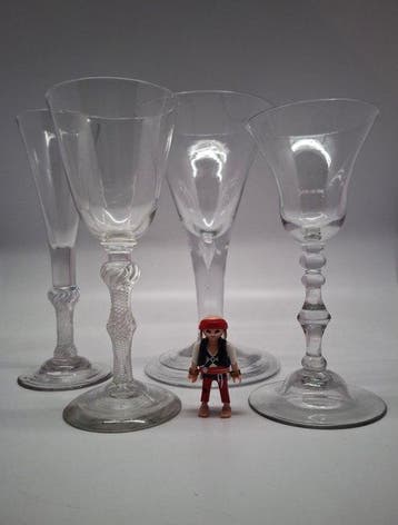 Wijnglas (4) - Wijnglazen 21.5 - 24.5 cm - Loodglas - 1735 -