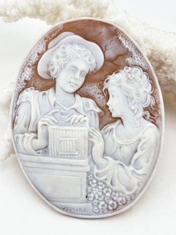CASSIS MADAGASCARIENSIS - Cameo - Handgesneden camee, Antiek en Kunst