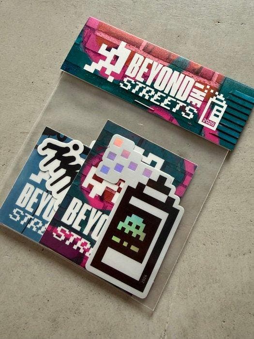 Invader (1969) - Beyond the Streets Paris - Stickerpack, Antiek en Kunst, Kunst | Designobjecten