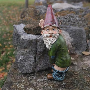 Grappige Plassende Tuinkabouter - Resin Beeldje voor Tuin &, Verzamelen, Beelden en Beeldjes, Verzenden, Nieuw