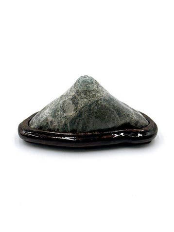 Japanse suiseki bergkijksteen met houten daiza – 9 cm -
