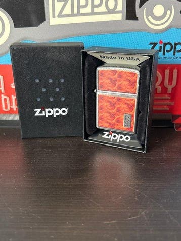 Zippo - F18-Herringbone Sweep met een vlammenpatroon -, Verzamelen, Nieuw