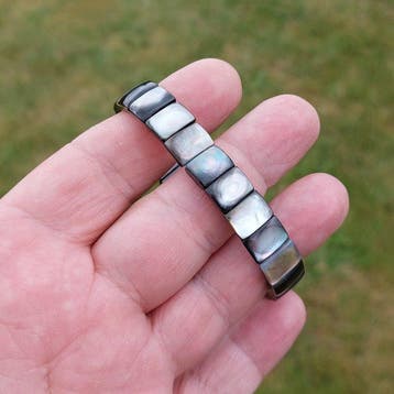 Natuurlijke grijze parelmoer uit Tahiti. Een armband van