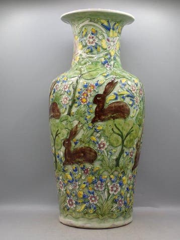 Vaas in Qajar-stijl, versierd met bloemmotieven en hazen in, Antiek en Kunst