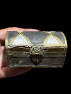 Kleine en nieuwsgierige schatkist Gothic Revival – Kist