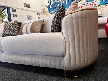 Ecru Velvet Loungebank (( Showmodel )) 3 Zits  Nu € 575,-, Ophalen, Driepersoons, Zo goed als nieuw, Rechte bank