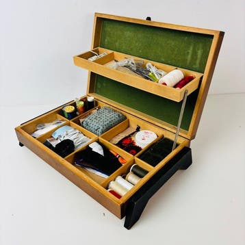 Naaidoos - Vintage houten naaidoos op poten met inhoud,