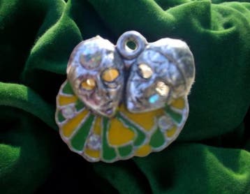 Metalen hanger masker/pierrot/hoofden geel/groen epoxy me..., Hobby en Vrije tijd, Kralen en Sieraden maken, Ophalen of Verzenden