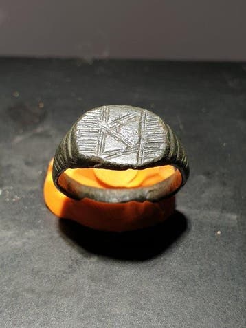 Middeleeuws Brons Ring met versierde bezel - 22 mm (Zonder