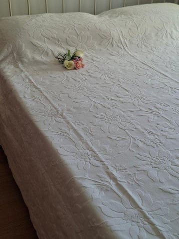 Prachtige witte bedsprei uit de uitzet, met een fijn