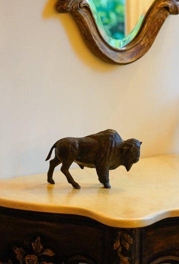 sculptuur, NO RESERVE PRICE - Sculpture of a Bronze Bison -